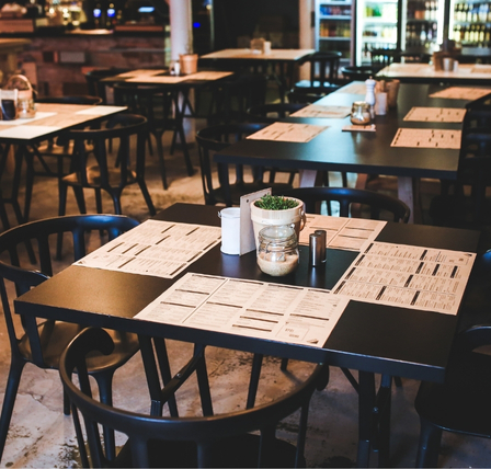 restaurant gol cu mese aranjate, exemplu de afacere HoReCa care are nevoie de strategie de marketing pentru a atrage clienți